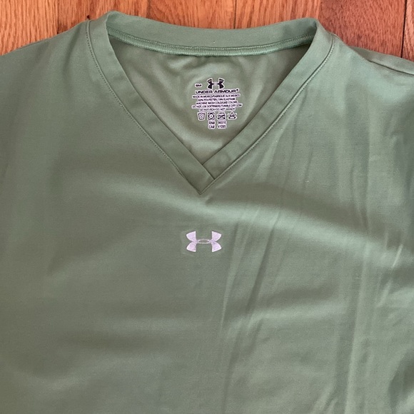 Under Armour Bundle of 1 Regular/1 Heat Gear UPF 30 Tops - Picture 11 of 15